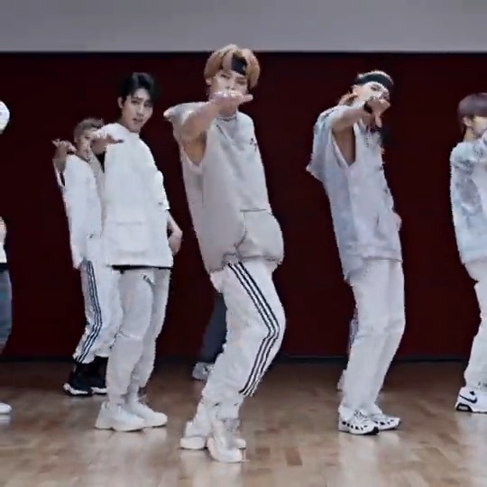 que lee know haga ver todas las coreografías fáciles ya es impresionante, pero que haga ver easy como si de verdad fuera easy es otro nivel, porque esa coreo de fácil no tiene absolutamente nada