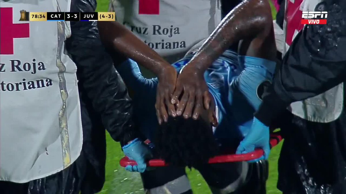 NO, FAJARDO😣😰 🇵🇦 El panameño anotó su doblete, pero en la celebración, cayó mal y tuvo que salir en camilla🤕 ¡Esperemos que no sea de gravedad! ▶️ Mirá TODA la CONMEBOL #Libertadores por #DisneyPlus Plan Premium
