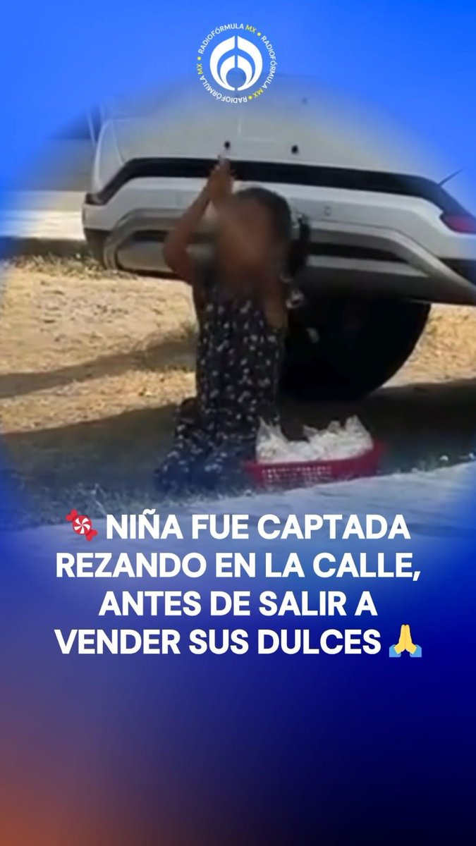 ¡La fe y esperanza de esta niña es inspiradora! 🍬🙏 Una pequeña fue captada rezando antes de vender sus dulces en la calle, un gesto que carga mucho simbolismo y un gran peso. 💥