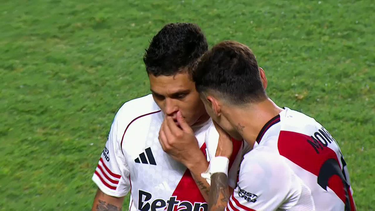 PICANTE LA CHARLA DE REFERENTES. Luego de la derrota 1-0 de River ante Argentinos en La Paternal, Cachete Montiel se fue RE CALIENTE del campo de juego y algo le dijo al oído a Juanfer...