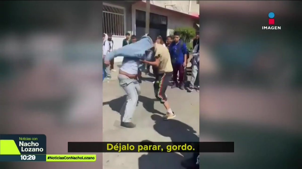 Jeremy, de 15 años, fue apuñalado varias veces por uno de sus compañeros de la secundaria 324 “Alfonso Caso Andrade” en la alcaldía #Tláhuac. Está hospitalizado en estado grave. Su agresor, de 14 años, fue detenido. Pero no es la primera vez que ocurre algo así en esta escuela: