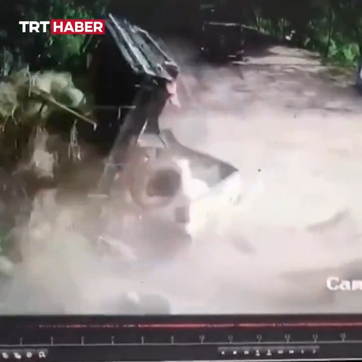 Brezilya'da virajı alamayan kamyonet ortalığı birbirine kattı. Aracından inmeyi başaran adam kaçmayı başaramadı.