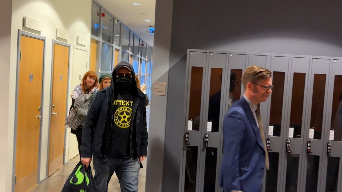 After attacking me in the street, far-left paid protester Miguel Chihuailaf Alvarez appeared masked in court — and continued threatening me. When there are no real consequences, respect for the justice system disappears. His government benefits will remain untouched.