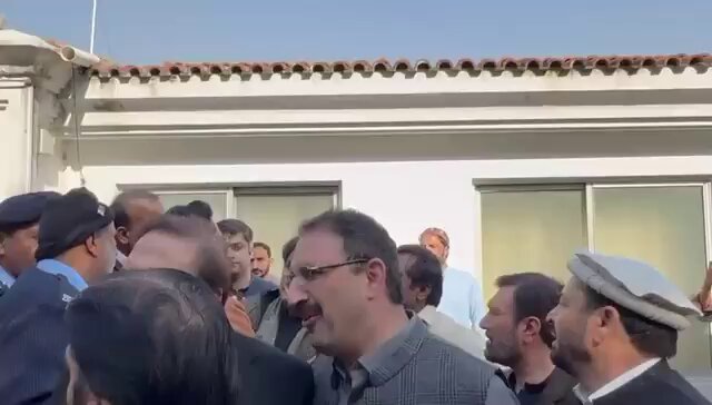 اس کو گاڑی میں ڈالو تم گاڑی میں ڈال کر دکھاؤ ، آنکھیں مت دکھاؤ ! اقبال آفریدی یہ کے پی نہیں ہے ! اسلام آباد پولیس یہ پاکستان ہے تمہارے باپ کا نہیں ہے یہ میرا پاکستان ہے ! اقبال آفریدی ۔۔