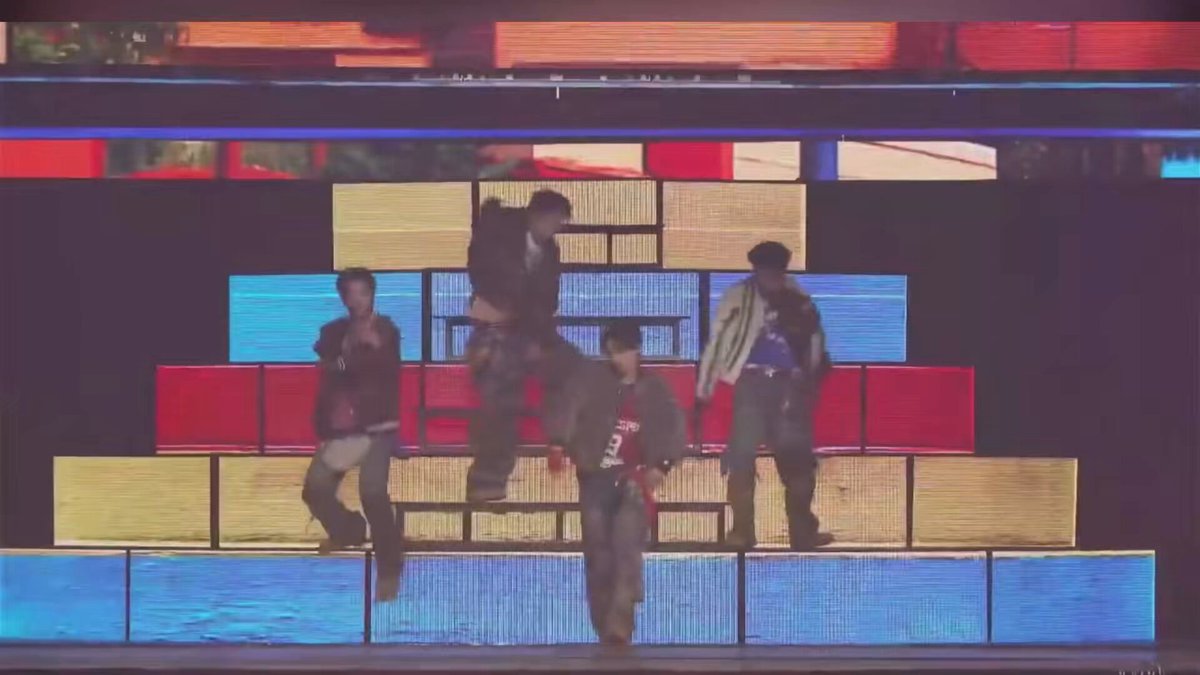 omgggg new version of intro for ‘next to you’ !!! CLOVER RISE THE STAGE #RISERCONCERTD1
