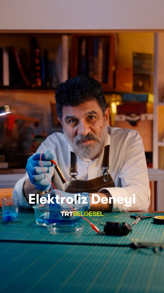 Ünlü bilim insanı Prof. Dr. Abuzer Kömürcü'nün ruhu şad oldu. Sefa Zengin, atomun ve elementlerin varlığını ispat eden elektroliz deneyini yaptı.