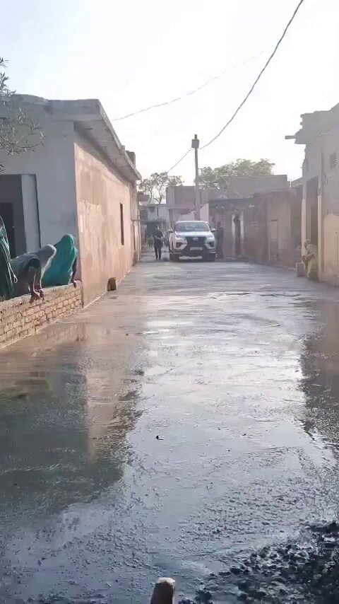 जिस गाड़ी पर लगा है सपा का झंडा, उसमें बैठा है एक गुंडा... यह बात एक बार फिर चरितार्थ होती दिखी। अखिलेश यादव के पदचिह्नों पर चलने वाले उनके सपाई गुंडों की करतूत हमेशा विकास को कुचलने की ही रहती है। ग्रामीण क्षेत्र में विकसित की जा रही नई सड़क पर फर्राटा भरते सपा नेता की गाड़ी इस बात का अक्षरशः प्रमाण है कि न तो इन्हें जनता की चिंता है और न ही विकास की।