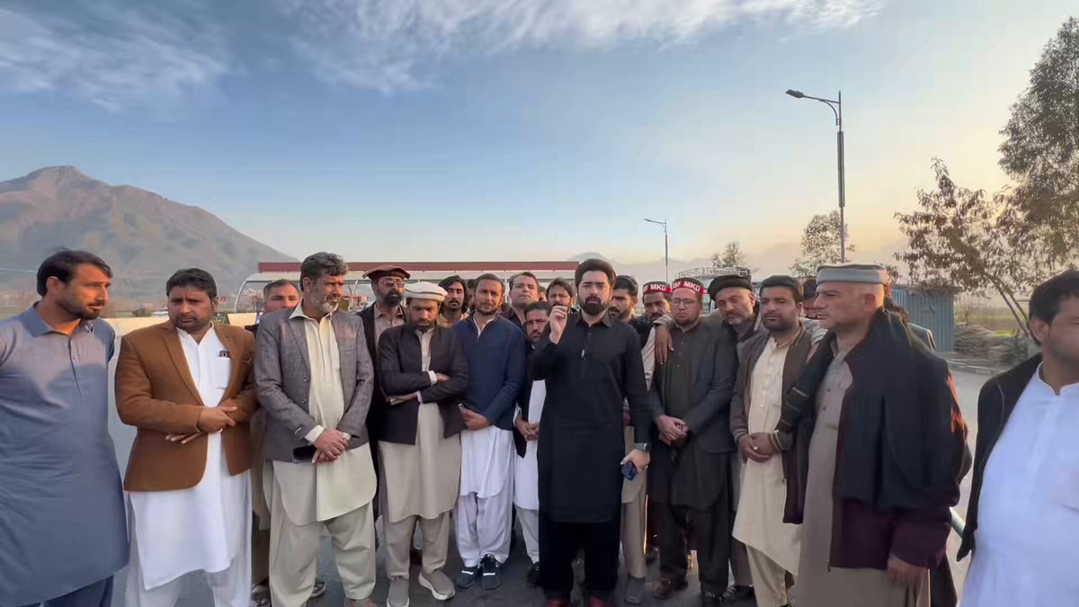 🚨 تمام ورکز جلدی چکدرہ انٹرچینج پر پہنچ جائے ہم نے سوات موٹروے کو بھی بند کرنا ہیں۔۔