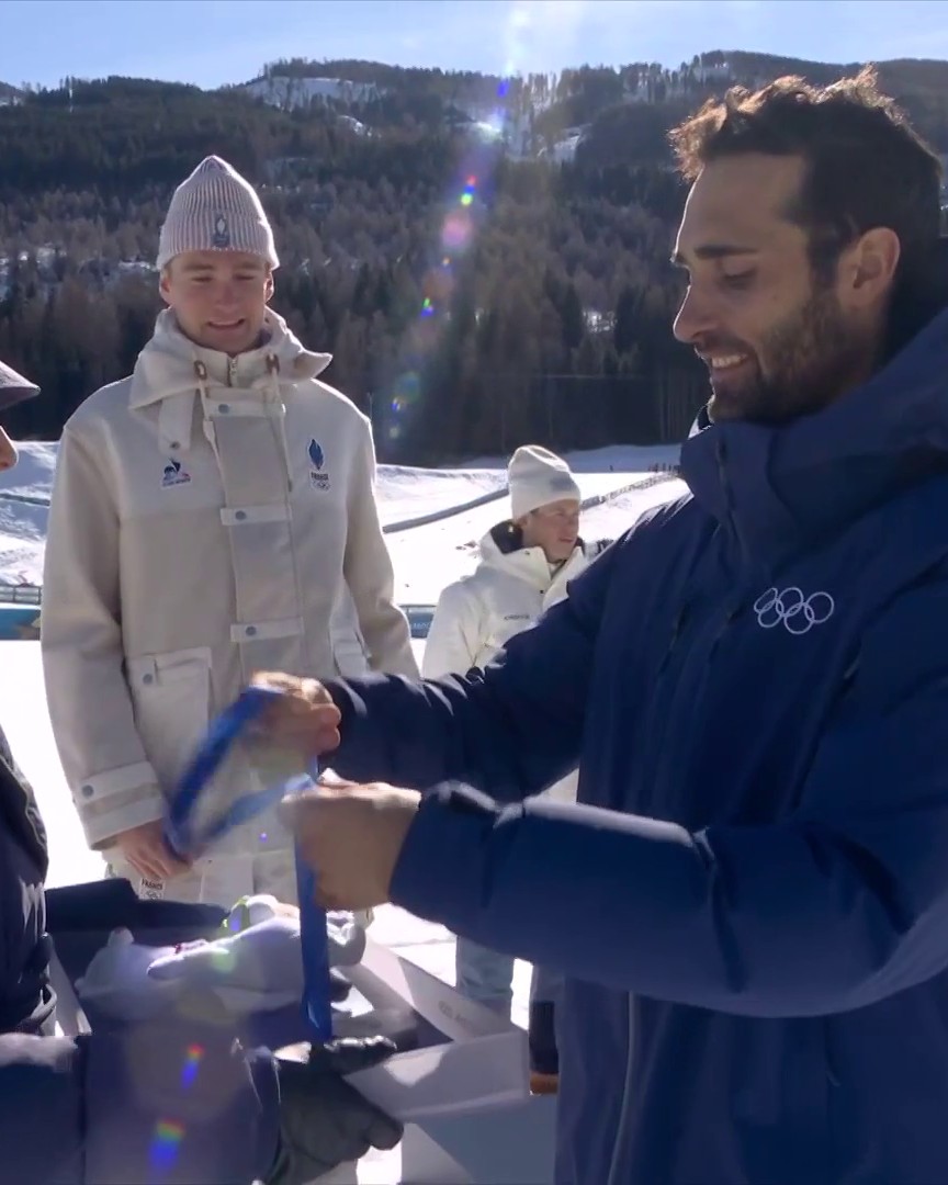 ๐ซ๐ท๐ฅ๐ค "On peut faire un cรขlin ?" : quand Mathis Desloges reรงoit sa mรฉdaille d'argent des mains de Martin Fourcade #MilanoCortina2026