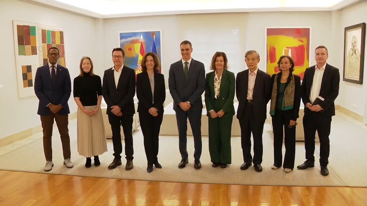 Seguir construyendo el paรญs que queremos pasa por dar soluciones innovadoras a los problemas de la ciudadanรญa. Hoy me he reunido con decanos y responsables de Escuelas de Gobierno de distintas universidades internacionales para conversar sobre cรณmo mejorar nuestra gobernanza y servicios pรบblicos. El diรกlogo y el intercambio de conocimiento con los centros mรกs prestigiosos del mundo nos ayudarรกn a alcanzar un futuro mรกs justo y con mรกs oportunidades.