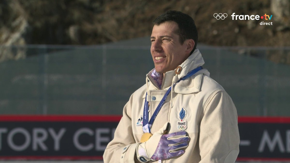 La France messieurs dames, et pas n’importe laquelle. LA FRANCE QUI ROULE SUR LE RESTE DU MONDE AVEC DES LONGS SKIS FINS ET UNE CARABINE SUR LES ÉPAULES!🥇🇫🇷🇫🇷🇫🇷 #MilanoCortina2026 🏅❄️