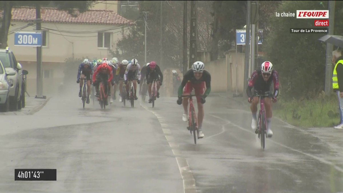 Sous le déluge, l'échappée est allée au bout sur la première étape du Tour de La Provence ! C'est le Suisse Arnaud Tendon qui décroche la victoire, la deuxième de la saison pour son équipe Van Rysel-Roubaix ! #lequipeVELO