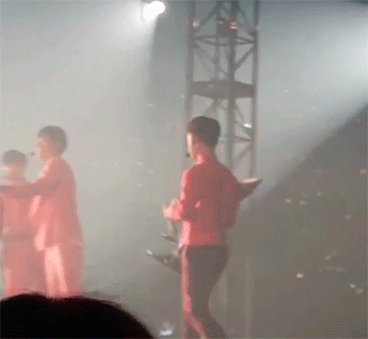 근데 사실 도경수 그냥 본인 사람들을 잘 챙기고 다정함... 동생 발 다쳤을때도 의자 가져다주고 동물잠옷 의상 깁스때문에 벗기 힘드니까 도와주고 친구 성대수술했을때도 자주가서 말동무해주고