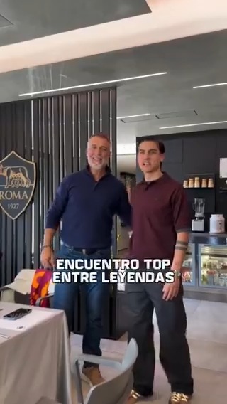 ¡LEYENDAS ARGENTINAS DE LA ROMA! Gran encuentro entre Batistuta y Dybala en Tregoria. En el saludo, el Bati llamó "Tigre" a la Joya. FENÓMENOS. 📹 AS Roma