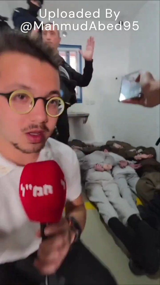 هذا الفيديو لا يجب أن يتوقف عندك، يجب نشره بكل مكان في يوم الجمعة ووقت الصلاة قام وزير الأمن المتطرف بن غفير باقتحام سجن عوفر مصطحباً معه قوة كبيرة مع الكلاب المتوحشة لسحل وتعذيب السجناء أمامه وبحضور عدد من الصحفيين للتصوير وقام بتهديدهم بمزيد من اجراءات القمع مع حلول شهر رمضان المبارك