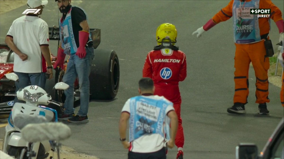 La Ferrari d'Hamilton s'immobilise à 11 minutes de la fin de la séance ❌ D'après Julien Fébreau, un test de la capacité du réservoir de carburant est en cause. "On a fait près de 2500km" rappelle Fred Vasseur. #F1