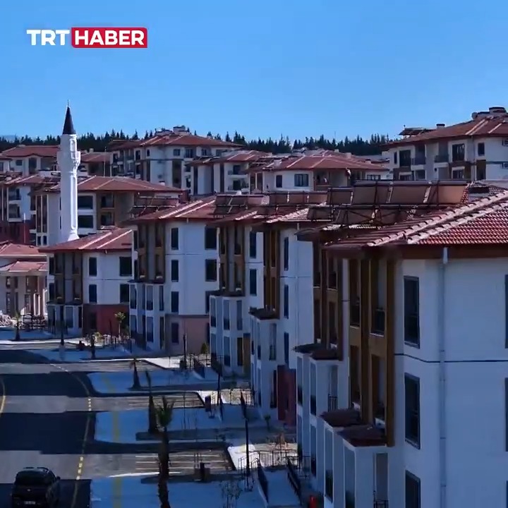 Cumhurbaşkanı Erdoğan'ın deprem konutu ödemelerinde sabit taksit müjdesi sevinçle karşılandı: 📌"Devletimizden, Cumhurbaşkanımızdan, bütün bakanlarımızdan Allah razı olsun. 6 ay içerisinde yapıldı bu evler, 2 senedir oturuyoruz. Ödemesi çok iyi, çok sevindik."