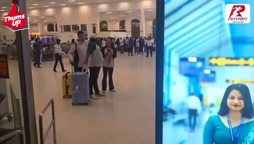 🚨 Team India arrive in Colombo ahead of their clash against Pakistan in the T20 World Cup. Thums Up Boria Majumdar Gargi Raut Subhayan Chakraborty Ashok Namboodiri Debasis Sen Shamik Chakrabarty #T20WorldCup2026 #INDvPAK #ThumsUp #AajKuchToofaniKarteHai #TasteTheThunder