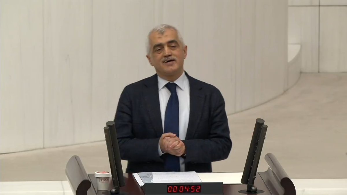 "Ez kurdî fêr dibim." Bu cümleyi buradaki Kürt vekillerden başkası anlamadı sanırım. Türkçesi ne, biliyor musunuz? "Kürtçe öğreniyorum." Evet, ana dili Türkçe olan bir Türk olarak Kürtçe öğreniyorum, Kürtçe kursuna gidiyorum. E, neden gitmeyeyim?