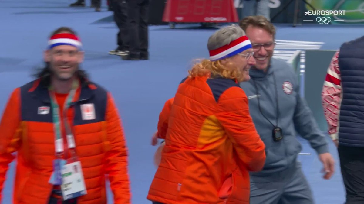 🔥 🇮🇹 | Jorrit Bergsma viert dat zijn olympische prijzenkast compleet is en trainer Jillert Anema doet met hem mee. Met opzetstukjes wordt het kenmerkende matje van Bergsma gekopieerd. 🪮 ⛸️ #MilanoCortina2026 Winterspelen 👀 HBO Max