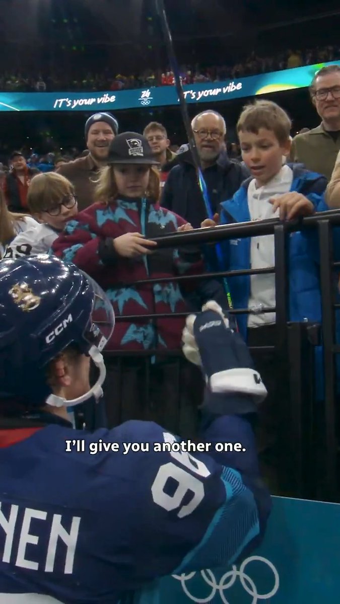 Mikko Rantanen realized he couldn’t give away his stick, so he had to pick something else 😂👏