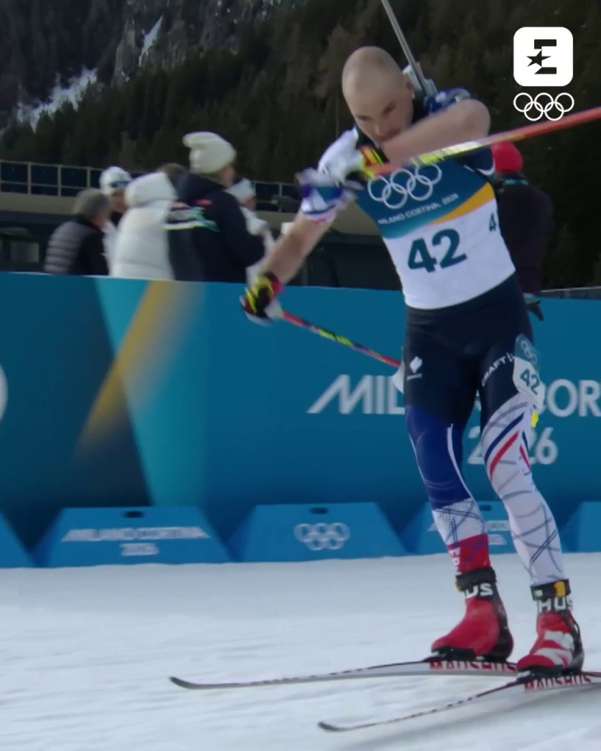 Un gesto d'amore per il Pirata Nella sprint di biathlon abbiamo assistito a un momento da brividi. Émilien Jacquelin, dopo una prova mostruosa, ha onorato il suo idolo d'infanzia Marco Pantani con un gesto iconico: si è tolto occhiali e bandana, proprio come il Pirata faceva prima di scattare in salita. Un omaggio proprio alla vigilia dell'anniversario della scomparsa di Marco, nel giorno di San Valentino. Non solo: il francese gareggia con l'orecchino che fu proprio di Pantani, ricevuto in dono da mamma Tonina e papà Paolo