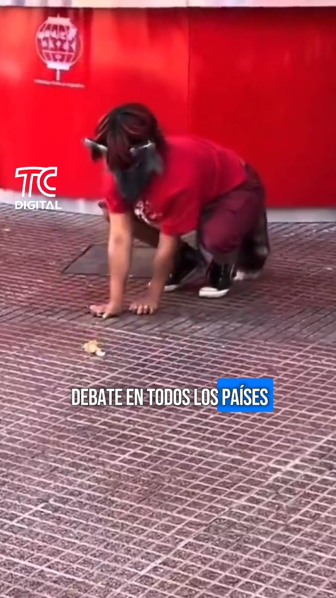 Por si creías haberlo visto todo en redes… esto ya cruzó fronteras. 😳 Jóvenes que se sienten como animales caminan en cuatro patas, usan máscaras de lobo y se identifican como "#Therian" generan debate en varios países. Para algunos es identidad; para otros, una tendencia incomprendida. @RonaldHerrera_, El Noticiero, #TrabajandoPorEcuador