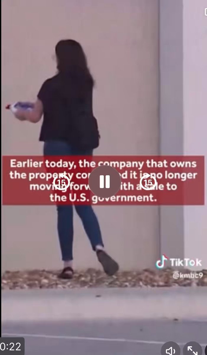 Karen here set fire to a building that was earmarked as an Ice facility .. no word on her arrest 🤨