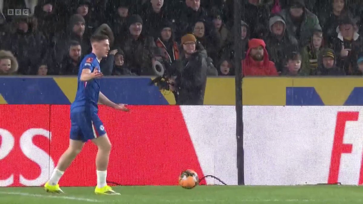 "Just put it in the net - goodness me!" Alan Shearer couldn't believe Liam Delap started celebrating early here!🤯