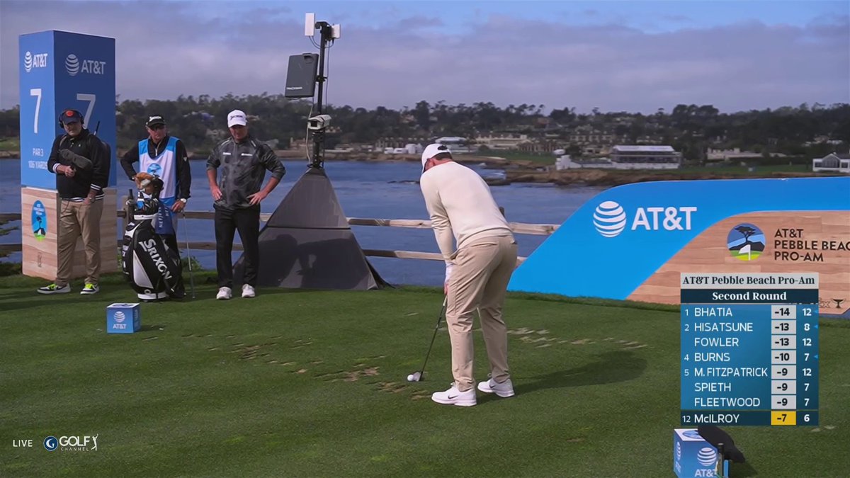 Rory McIlroy pulls the string with an excellent tee shot on the iconic 7th at Pebble Beach. 🤌🧵