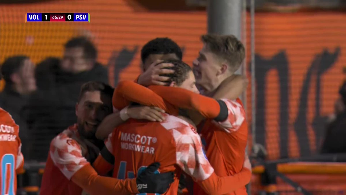 WHAT A VOLLEY! 🤯🤯🤯 A stunning effort from Robin van Cruijsen gives Volendam a shock lead over PSV 💥 "More like van Basten than van Cruijsen!" 🎙️