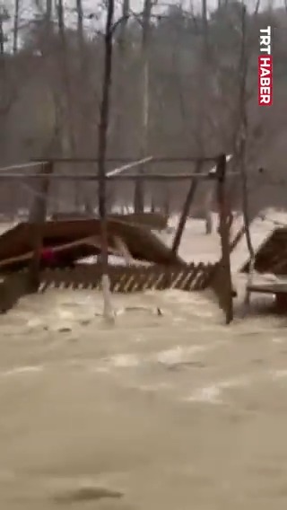 Kahramanmaraş Onikişubat'ta sağanak sele neden oldu. Fırnız Çayı çevresindeki iş yerleri zarar gördü, çay yatağına kurulan çardaklar sele kapıldı.