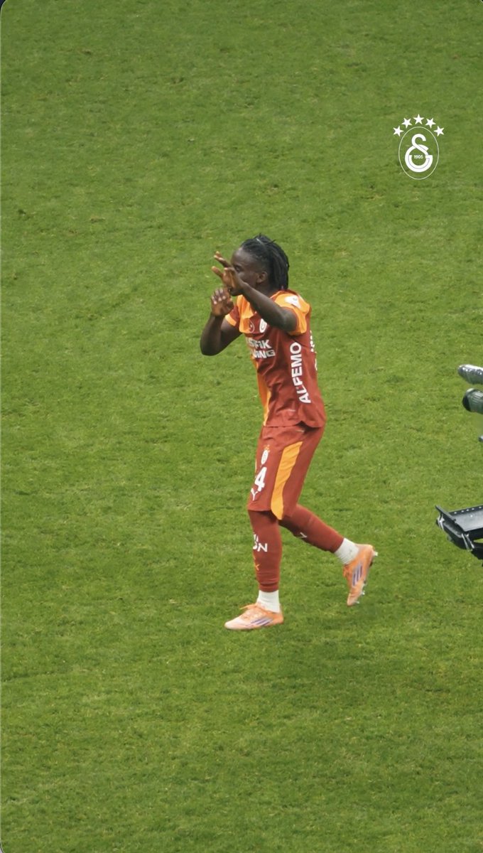 Yeni transferimiz Renato Nhaga, taraftarımızın büyük desteğiyle ilk maçına çıktı. 🦁 #GSvEYP