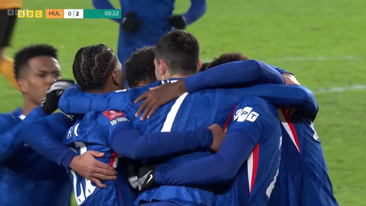 It's 2-0 Chelsea! Does anyone get a touch on Pedro Neto's corner?🤔