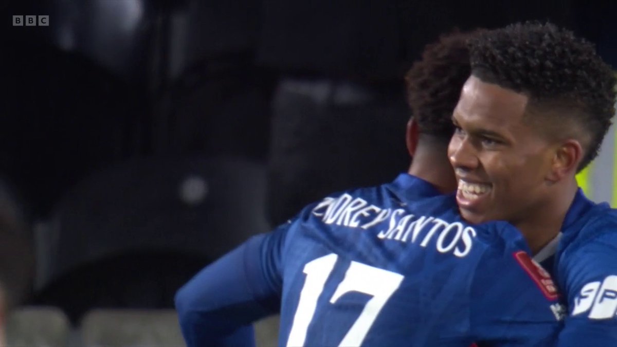 Making up for their misses! 😅 Estevao gets Chelsea's third goal with good work from Liam Delap to set up the Brazilian.