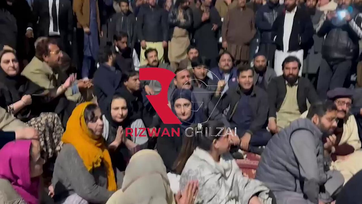 کے پی کے ہاؤس اسلام آباد کے باہر پی ٹی آئی کا دھرنہ جاری،سابق وزیر اعلیٰ علی امین، ترجمان شفیع جان،شکیل آفریدی، شوکت بسرا اور پی ٹی آئی خواتین ونگ کی اراکین دھرنے میں موجود