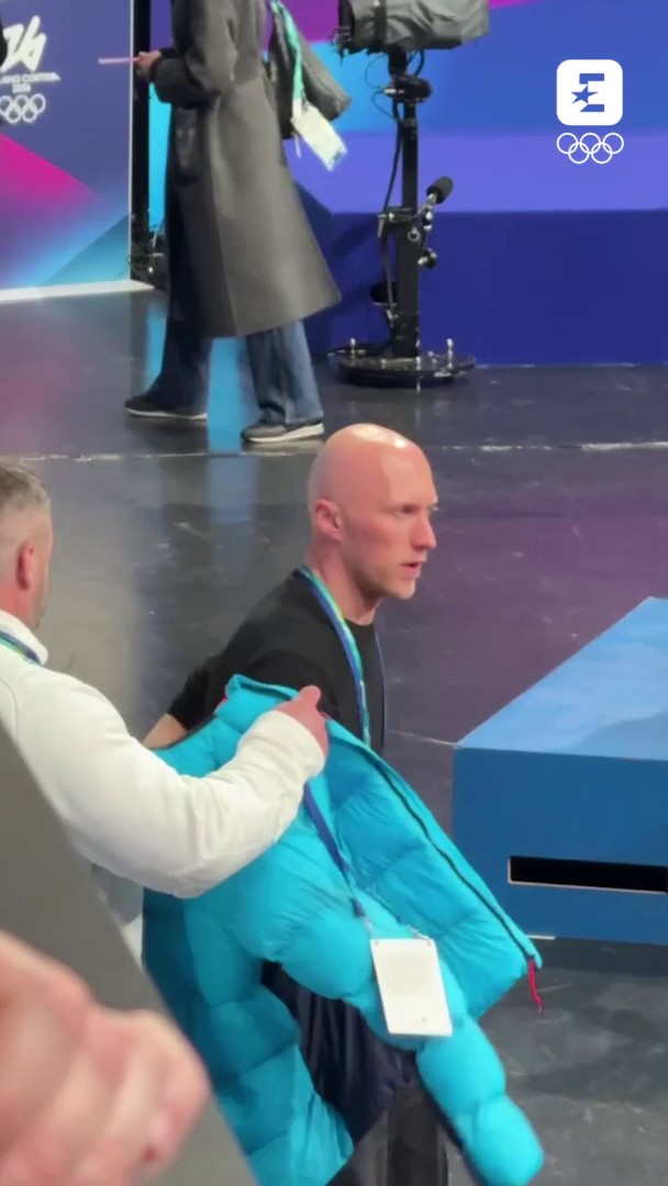 Cuando eres entrenador de 16 patinadores de 13 países diferentes y tienes que vestirte como entrenador de ese país todo el rato. El entrenador Benoît Richaud está siendo una de las imágenes de los Juegos con sus “cambios de chaqueta”.