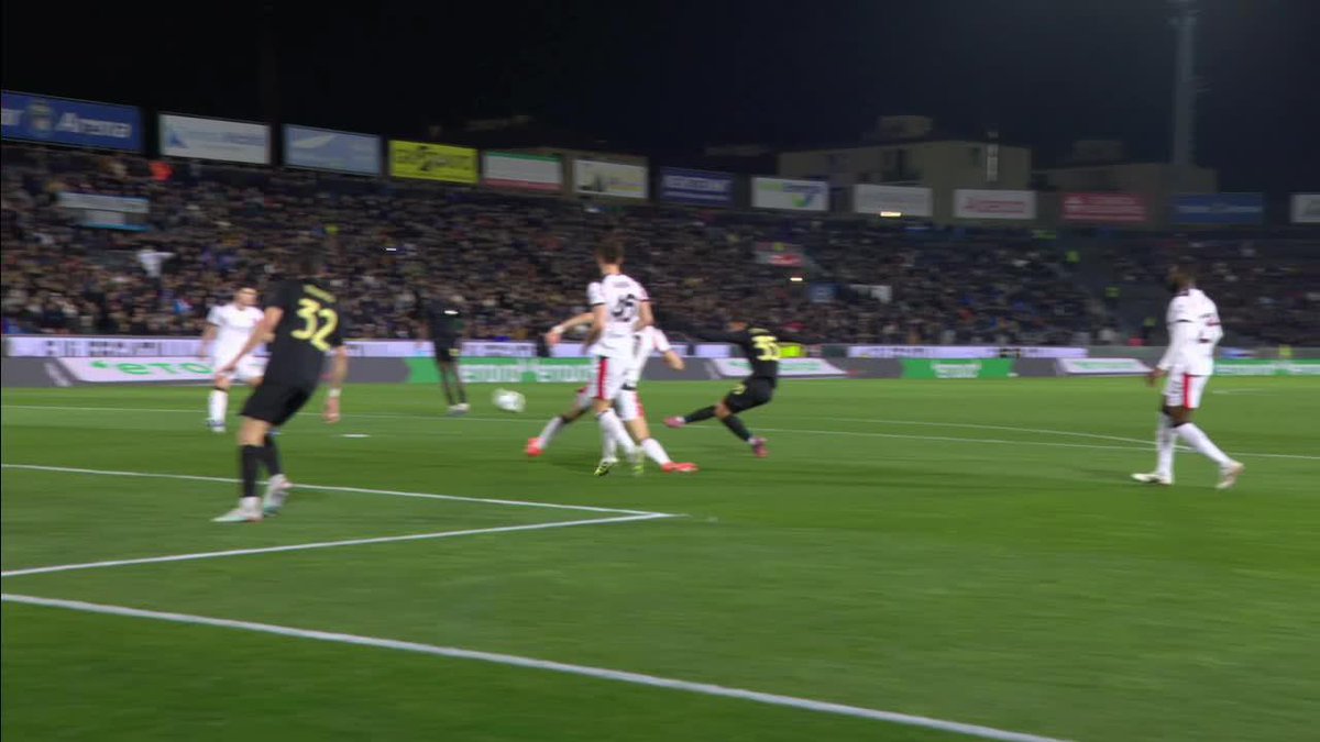 ¡CLARO QUE SÍ, PIPE! Felipe Loyola marcó su primer gol con la camiseta del Pisa, y nada más ni nada menos que ante el Milan. ▶️ Mira la 🇮🇹 #SerieA en el Plan Premium de #DisneyPlus