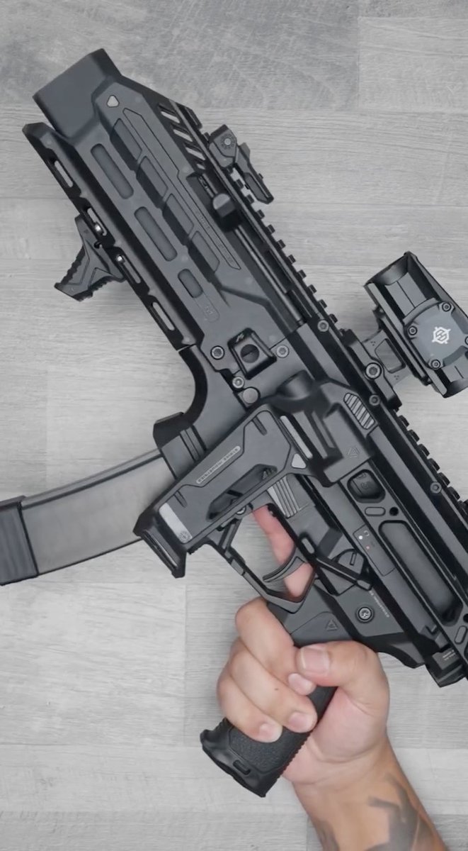 Strike Industries Folding Stabilizing Brace 😎Directly mounting onto a 1913 Picatinny interface, it features built-in locking lugs for secure attachment. Check out the full line via 🔗