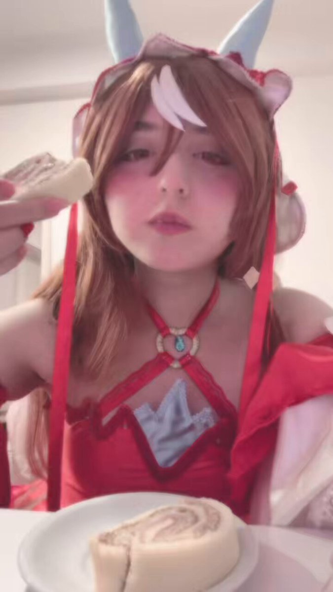 hacer cosplay es muy gracioso cuando haces cosas normales tipo q hace still in love comiendo pionono y tomando aquarius???