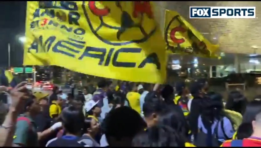 GUADALAJARA SE TIÑE DE AMARILLO 🦅 #CentralFOX | Así la serenata para el América previa al Clásico Nacional. 🤳🏼 Carlos Rodrigo Hernández. 🥑