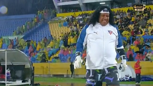 🤍🔥 ¡Las leyendas de LDU al terreno de juego! Las glorias albas ingresan al campo del Atahualpa para enfrentar a las glorias de BSC.