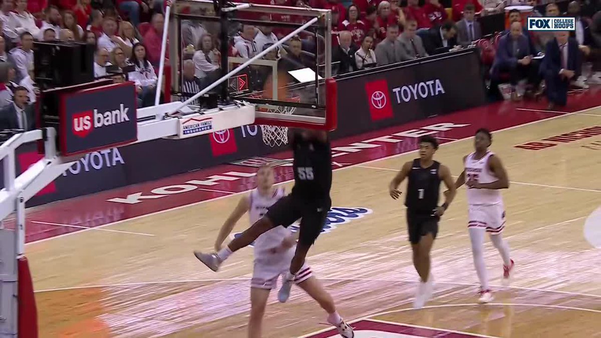 Coen Carr rocks the rim 🙌 Michigan State Men's Basketball 📺: FOX
