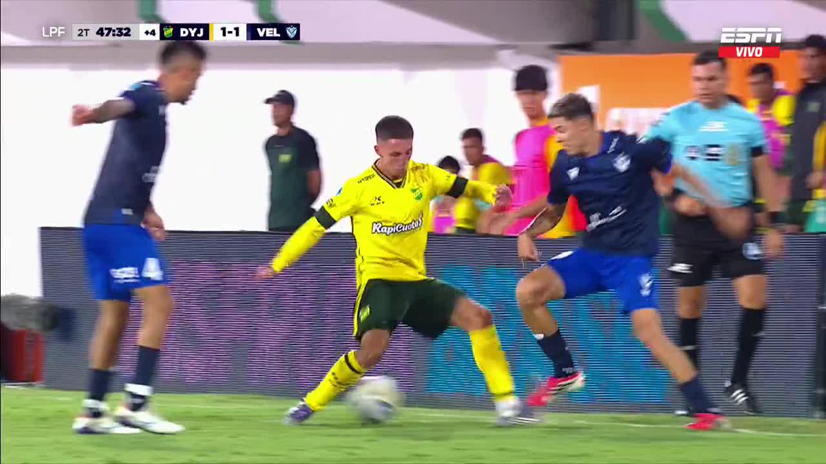 ¡¡EL PIBE DE VÉLEZ ESTÁ ENCENDIDO!! Luego de tirar un sombrerito sobre Paredes la última fecha, TOBÍAS ANDRADA se lució con este terrible caño en el empate 1-1 de Vélez ante Defensa en Varela... ¿Puntaje? 📺 ESPN Premium | Suscribite al Pack Fútbol en