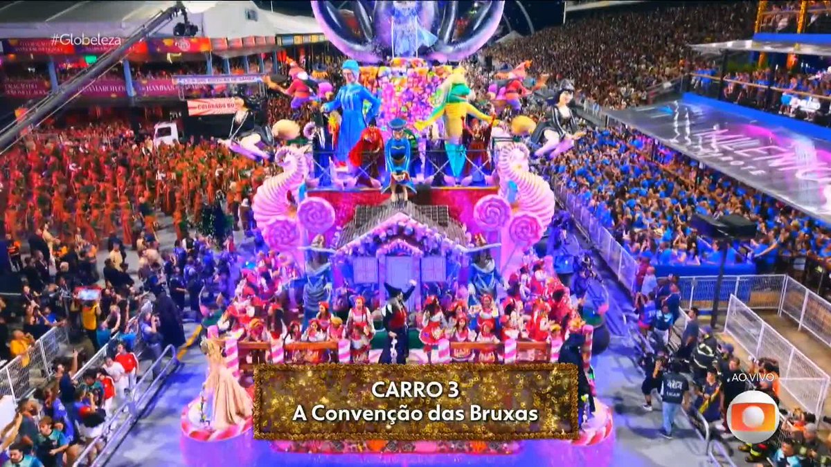 TEVE WICKED NO CARNAVAL SIM! Silvetty Montilla como Elphaba e Fabi Bang como Glinda levaram toda a magia de Wicked para o carro “A Convenção das Bruxas”, da Colorado do Brás, direto do Sambódromo do Anhembi!