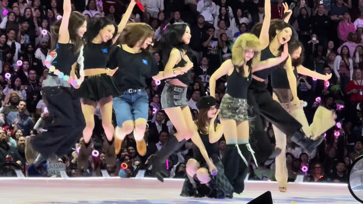 All of them jumping for the group photo and then there's Momo 😭😭