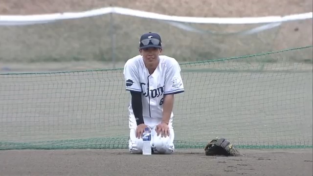 特守を終えて疲れ切って正座😮💨 なんて書いているのでしょうか⁉👀 #滝澤夏央 #seibulions 👇ライブ配信はこちら