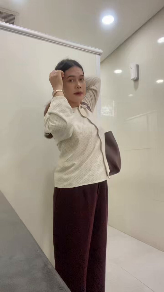 ootd hari ini. ootd "sopan" 😆 hectic bgt hari sabtu malah rame. bikin pusing, bikin mual 😫