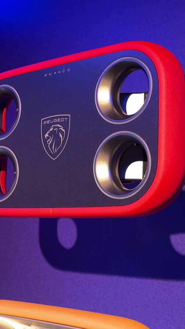 On a pu tester le volant rectangulaire de Peugeot 🚘 Peugeot veut commercialiser ce volant rectangulaire : l'Hypersquare. Avec une direction "steer-by-wire", électronique et non plus mécanique, la marque veut repenser la conduite. 🎙️ @ju_bonnet 📹 Enora Le Louarn
