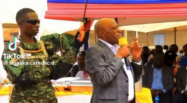 This is the “Sande” the opposition don’t want us to know (a good man and God fearing), on this day, Maj Gen Deus Sande donated 200 bags of cement to the Church. MHSRIP.